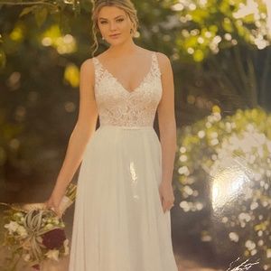 Brand new wedding dress never worn (I am a 6-8 and it fit perfect!)